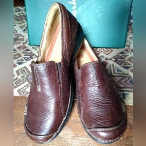NWOB Clarks Unstructured Brown Leather Mocassin Loafer w/Elastic Goring